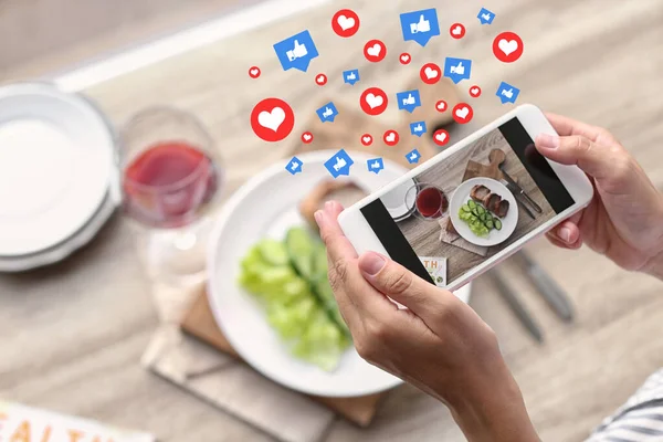 Blogger alarak fotoğraf gıda ile hareket eden telefon, portre