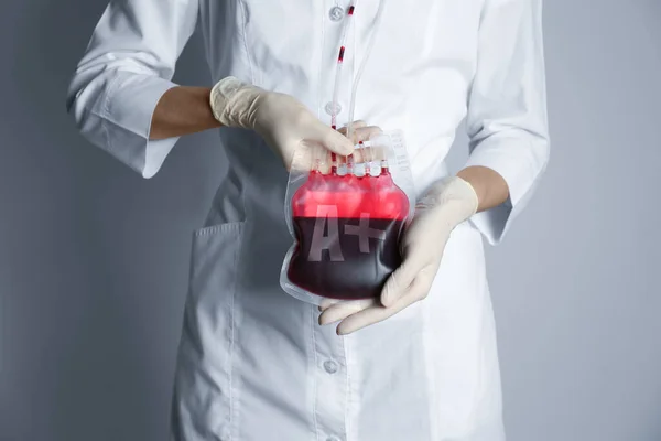 Arzt Mit Blutgruppe Zur Transfusion Auf Hellgrauem Hintergrund Nahaufnahme — Stockfoto