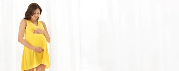 Piękna Ciężarna Kobieta Przy Oknie Miejsce Tekst Projekt Banera — Zdjęcie stockowe