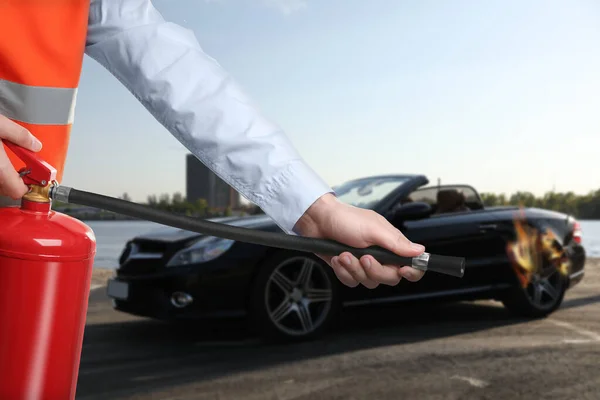 Homem Com Extintor Perto Carro Chamas Livre Close — Fotografia de Stock