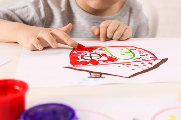 Маленький Мальчик Рисует Пальцем Белым Столом Помещении Крупным Планом — стоковое фото
