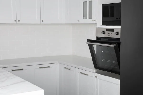 Modern Fırın Mikrodalga Fırın Temiz Mutfakta — Stok fotoğraf