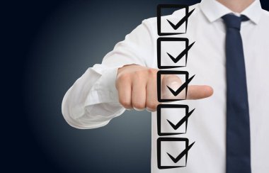 Sanal ekranda işaretli kutucuklara bakan adam, yakın plan