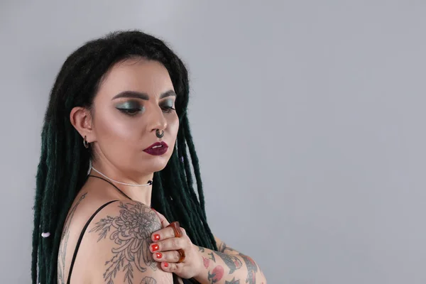 Beautiful Young Woman Tattoos Body Nose Piercing Dreadlocks Grey Background — 스톡 사진