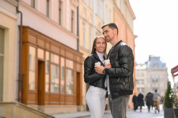 Preciosa Pareja Joven Con Tazas Café Juntos Calle Ciudad Fecha — Foto de Stock