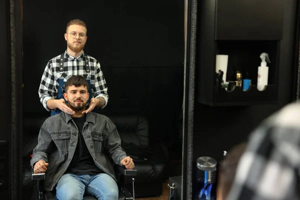 Cabeleireiro Profissional Trabalhando Com Cliente Barbudo Barbearia — Fotografia de Stock