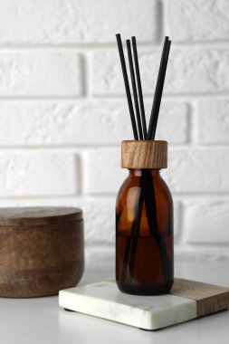 Hava sazlığı spreyi beyaz duvara karşı masada.