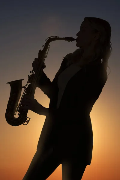 Silueta Mujer Tocando Saxofón Contra Hermoso Cielo Atardecer — Foto de Stock