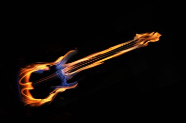 Siyah arka planda alevli elektro gitar, parlak tasarım, rock müzik konsepti