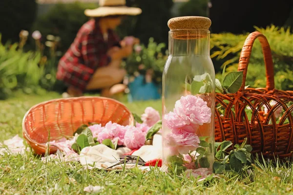 Botol Kaca Dengan Mawar Teh Yang Indah Keranjang Dan Bunga — Stok Foto