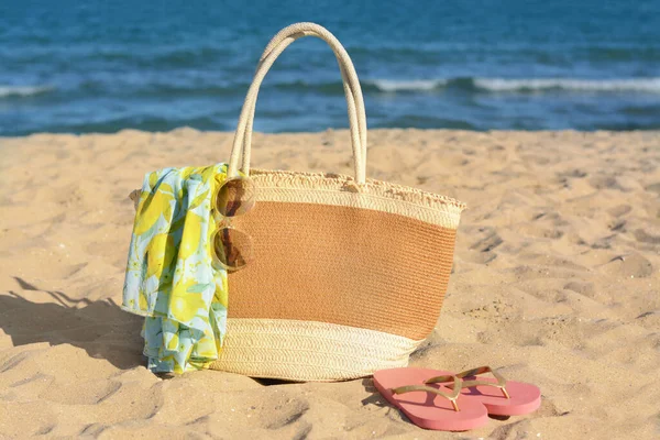 Straw Bag Beach Wrap Sunglasses Flip Flops Sandy Seashore Summer — Fotografia de Stock