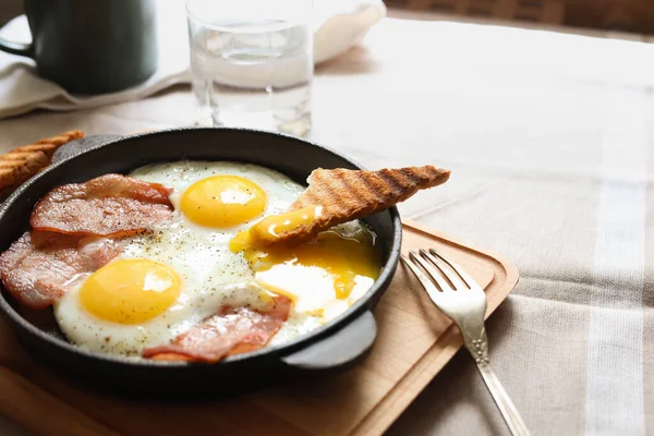 Ovos Fritos Saborosos Com Bacon Torrada Mesa Close Espaço Para — Fotografia de Stock