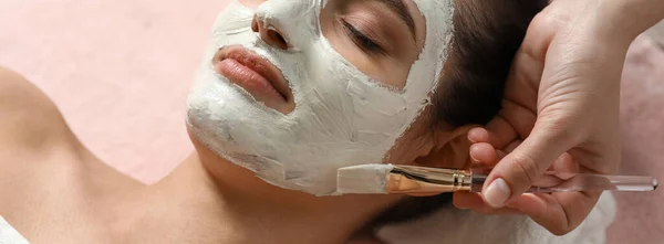 Kosmetologis Menerapkan Topeng Putih Wajah Wanita Spa Salon Closeup Desain — Stok Foto