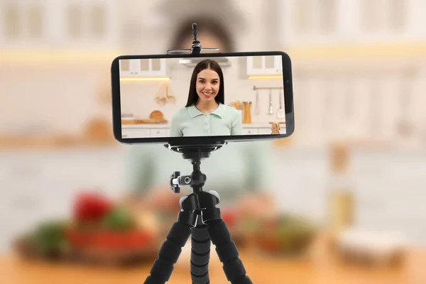 Beautiful Woman Kitchen Selective Focus Smartphone Display — Zdjęcie stockowe