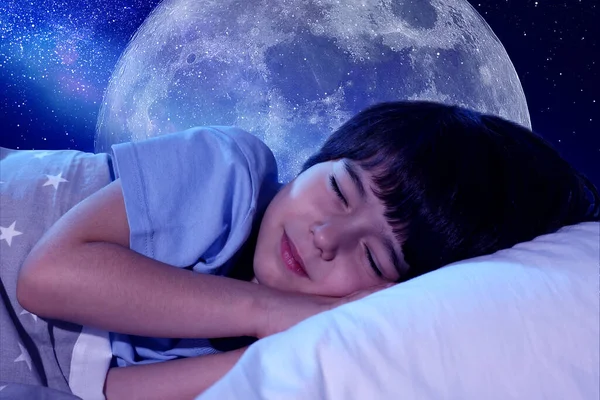 Aranyos Kisfiú Alszik Ágyban Gyönyörű Csillagos Telihold Éjjel Háttérben — Stock Fotó