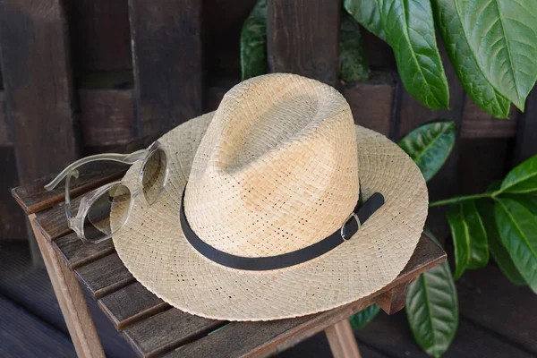 Chapeau Élégant Lunettes Soleil Sur Tabouret Bois Près Clôture Accessoires — Photo