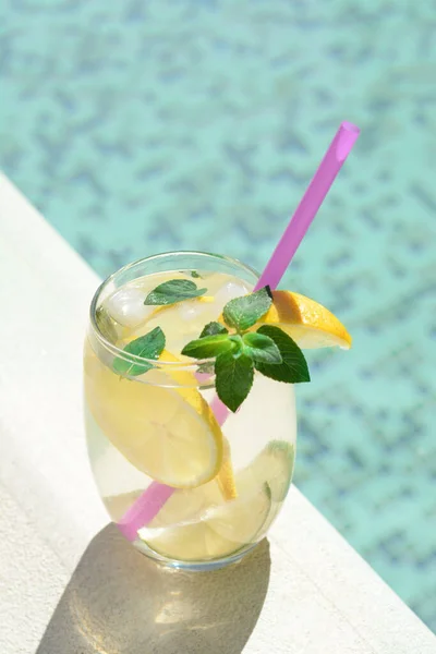 Refreshing Drink Citrus Slices Mint Swimming Pool — Stok fotoğraf