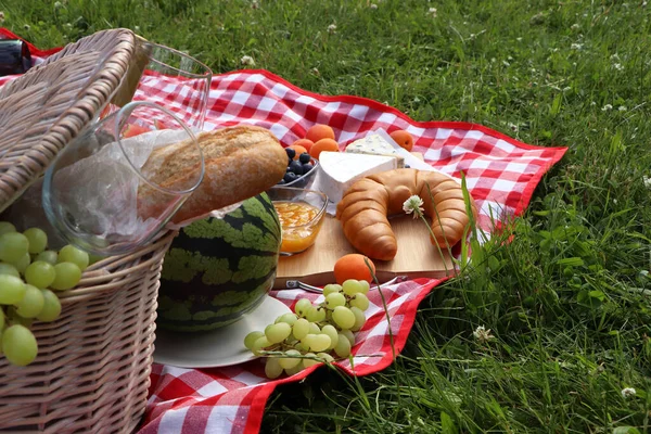 夏日户外有美味食物的野餐毯 — 图库照片