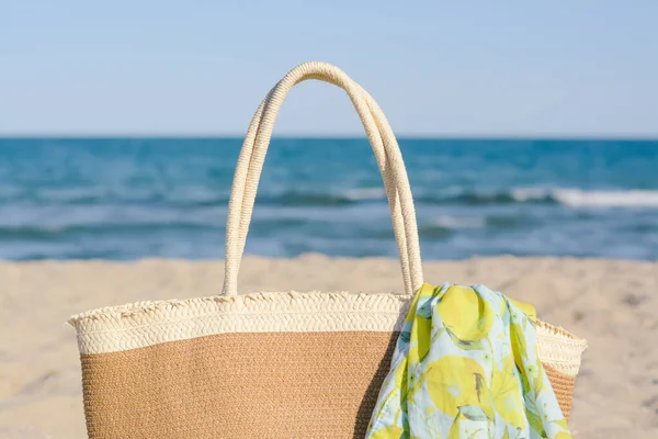 Straw Bag Beach Wrap Sandy Seashore Closeup Summer Accessories — Foto de Stock