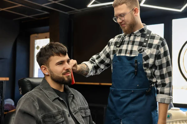 Profesjonalny Fryzjer Pracujący Brodatym Klientem Salonie Fryzjerskim — Zdjęcie stockowe
