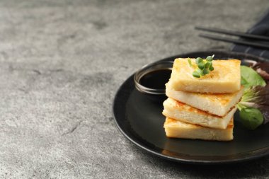 Gri masada servis edilen bitkilerle servis edilen enfes şalgam keki. Metin için boşluk