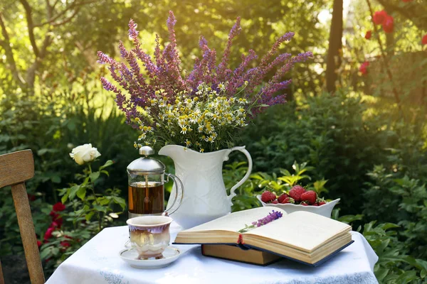 Belo Buquê Flores Silvestres Livros Mesa Servidos Para Beber Chá — Fotografia de Stock