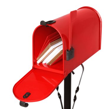 Beyaz zarflı kırmızı posta kutusu.