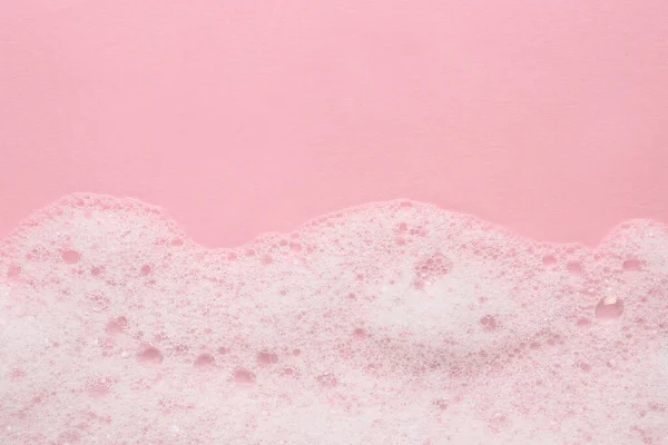 Flauschiger Badeschaum Auf Rosa Hintergrund Draufsicht Raum Für Text — Stockfoto