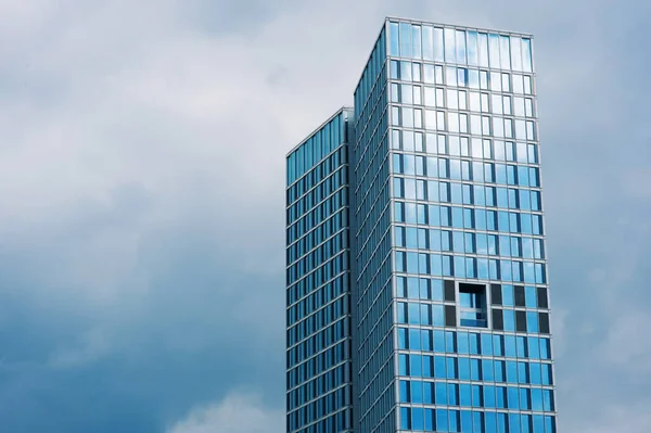 Современное Многоэтажное Здание Против Облачного Неба Открытом Воздухе — стоковое фото