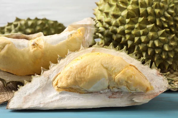 Świeże Dojrzałe Duriany Jasnoniebieskim Drewnianym Stole Zbliżenie — Zdjęcie stockowe