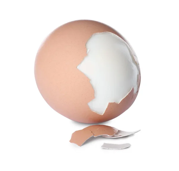 Φρέσκο Βραστό Αυγό Και Κέλυφος Λευκό Φόντο — Φωτογραφία Αρχείου