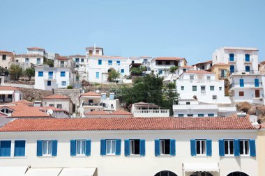 Güneşli bir günde güzel konutlu şehir manzarası