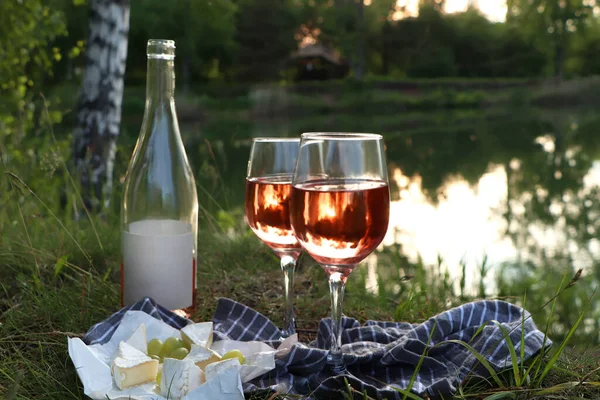 Вкусное Розовое Вино Сыр Виноград Одеяле Пикника Озера — стоковое фото