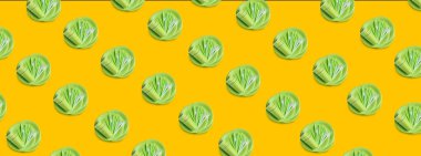 Sarı arka planda birçok tek kullanımlık sofra takımı var. Kusursuz desen tasarımı