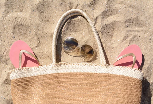 Pink Flip Flops Sunglasses Straw Bag Sand Flat Lay Beach —  Fotos de Stock