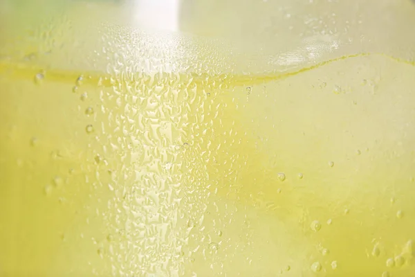 Ποτήρι Δροσιστικό Ποτό Παγάκια Φόντο Closeup — Φωτογραφία Αρχείου