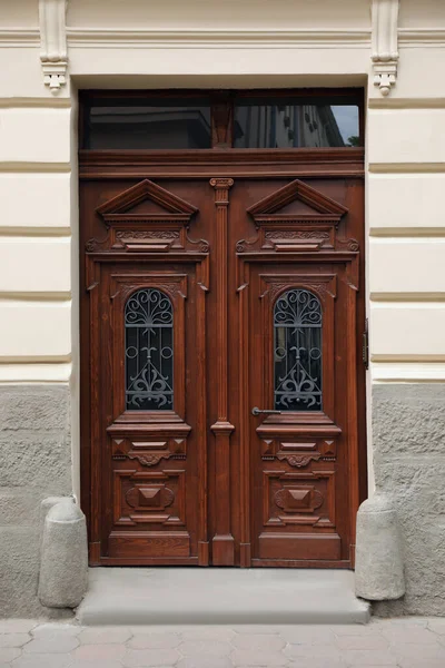 Vista Edifício Com Grande Porta Madeira Vintage Desenho Exterior — Fotografia de Stock