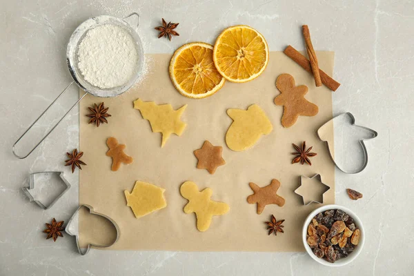 平铺的作文与未烤饼干和刀具在浅灰色的桌子上 圣诞饼干 — 图库照片
