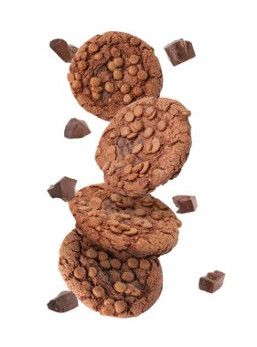 Lezzetli çikolatalı kurabiyeler beyaz arka plana düşüyor.