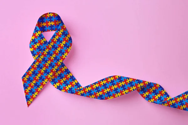 Всемирный День Осознания Аутизма Красочная Лента Головоломки Розовом Фоне Вид — стоковое фото