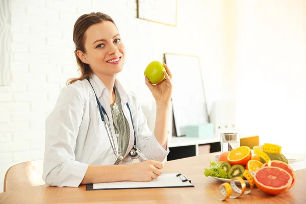 Nutritionniste Avec Pomme Presse Papiers Bureau — Photo