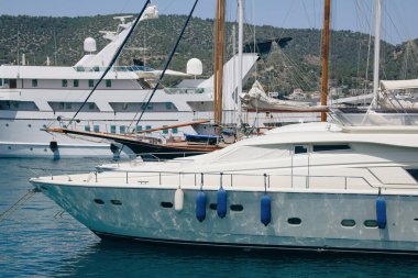 Güneşli bir günde kıyıya yakın farklı teknelerin güzel manzarası