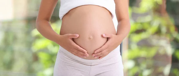Mujer Embarazada Sobre Fondo Verde Borroso Primer Plano Diseño Banner — Foto de Stock