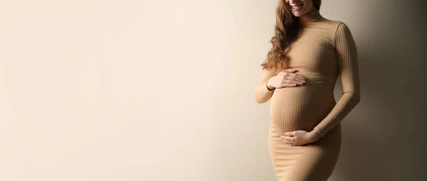 Mulher Grávida Tocando Sua Barriga Fundo Bege Espaço Para Texto — Fotografia de Stock