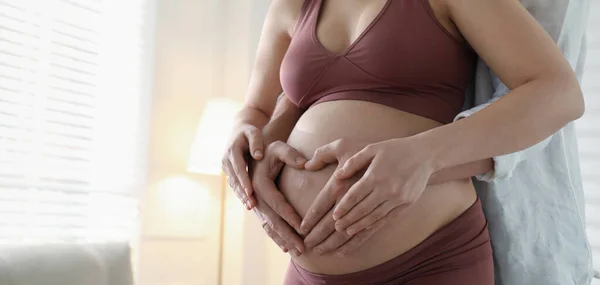 기사보기 여자가 집에서 텍스트를 공간을 확보하며 마음을 — 스톡 사진