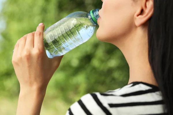 Junge Frau Trinkt Wasser Freien Nahaufnahme Erfrischendes Getränk — Stockfoto