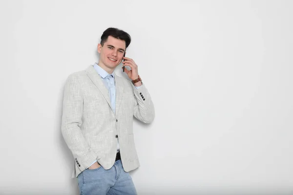 Beau Jeune Homme Parlant Téléphone Sur Fond Blanc Espace Pour — Photo