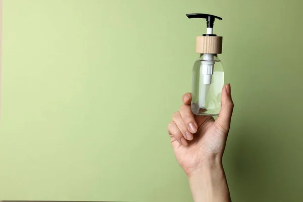 Vrouw Met Fles Cosmetische Product Bleke Olijf Achtergrond Close Ruimte — Stockfoto