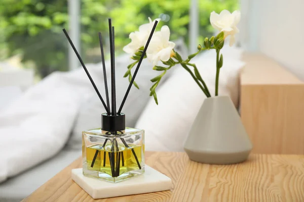 Schilfdiffusor Und Vase Mit Strauß Auf Hölzernem Nachttisch Schlafzimmer — Stockfoto