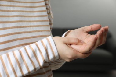 Tetik parmağından muzdarip bir kadın, yakın plan.